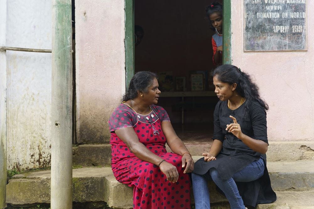 Aruniya Jotikumar von TLV besucht die Teepflückerinnen, um mehr über ihren Alltag zu erfahren und sie zu unterstützen (Foto: Christian Nusch)