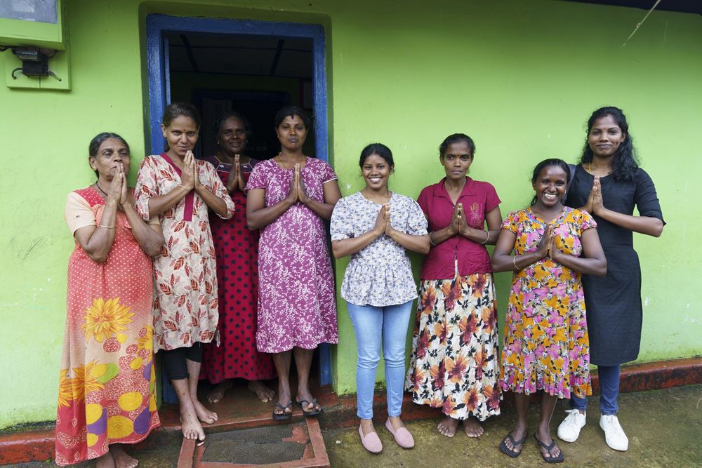 Eine Gruppe von Frauen mit einer Mitarbeiterin des Kindernothilfepartners (Quelle: Christian Nusch) Das Interesse der Frauen an den Selbsthilfegruppen ist riesig (Foto: Christian Nusch)