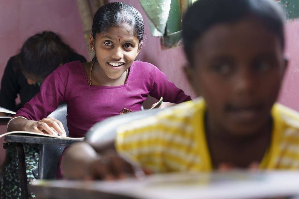 Sri Lanka: Ein Mädchen sitzt an einem Tisch und liest (Quelle: Christian Nusch) Die Bibliothek ist Lathas Lieblingsort (Foto: Christian Nusch)