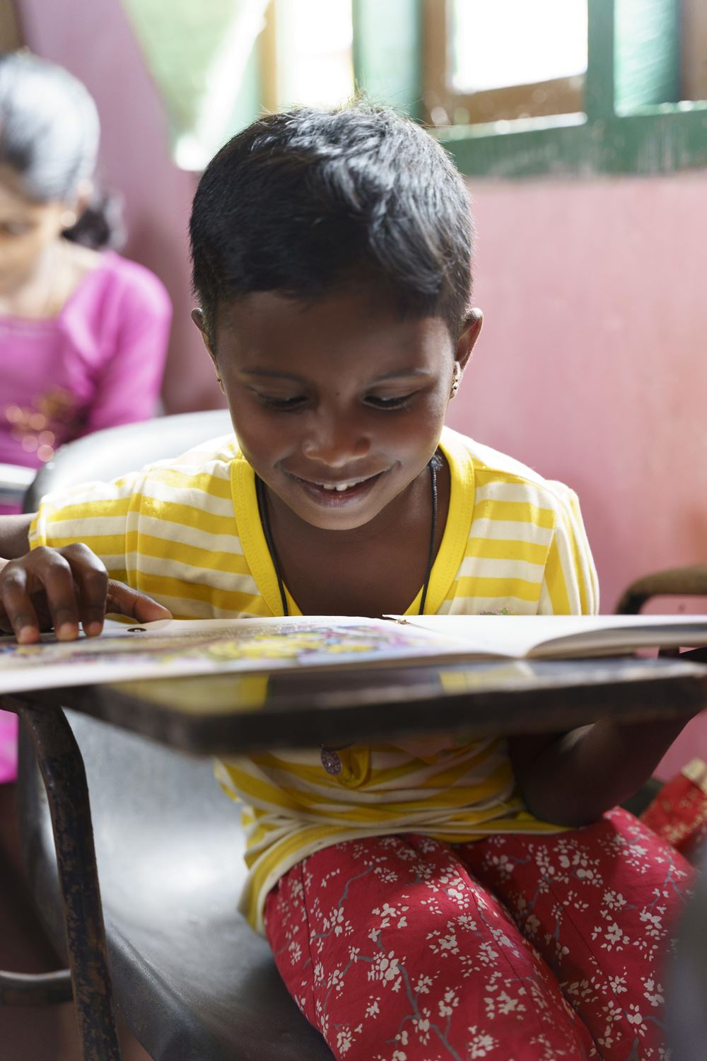 Ein Mädchen sitzt an einem Tisch und liest (Quelle: Christian Nusch) Hier haben die Kinder viel mehr Ruhe als zu Hause (Foto: Christian Nusch)