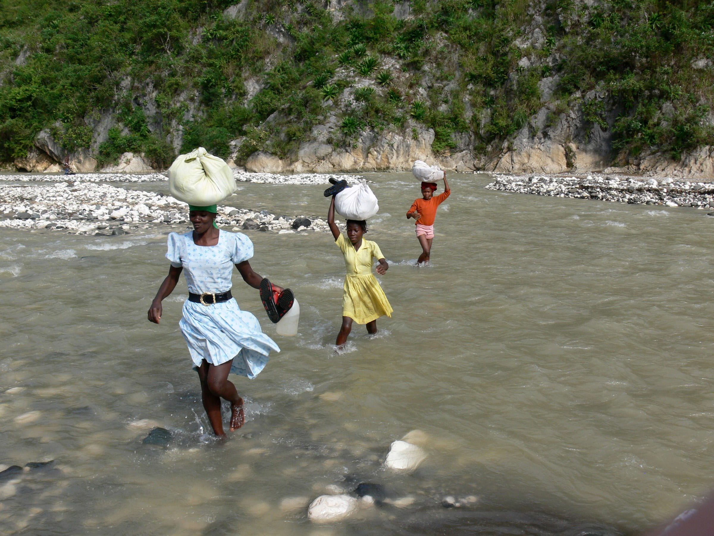 Haiti: Fluchtroute über den Rivière Momance in die Berge südlich von Carrefour - auf diesem Weg versuchen viele Menschen der Gewalt und dem Terror der Gangs in Port-au-Prince zu entkommen
Fotos Jürgen Schübelin