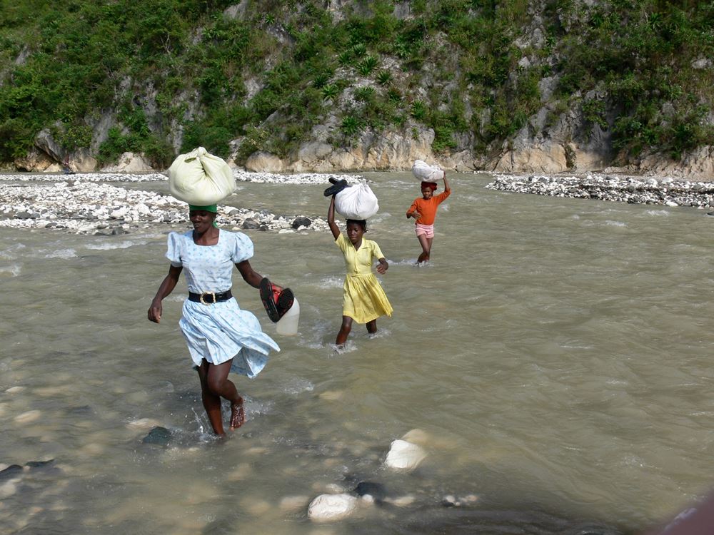 Haiti: Fluchtroute über den Rivière Momance in die Berge südlich von Carrefour (Fotos Jürgen Schübelin) Haiti: Fluchtroute über den Rivière Momance in die Berge südlich von Carrefour (Fotos Jürgen Schübelin)