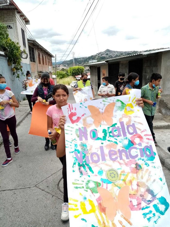 Kinder demonstrieren gegen Gewalt an Mädchen und Frauen (Foto: Kindernothilfepartner)