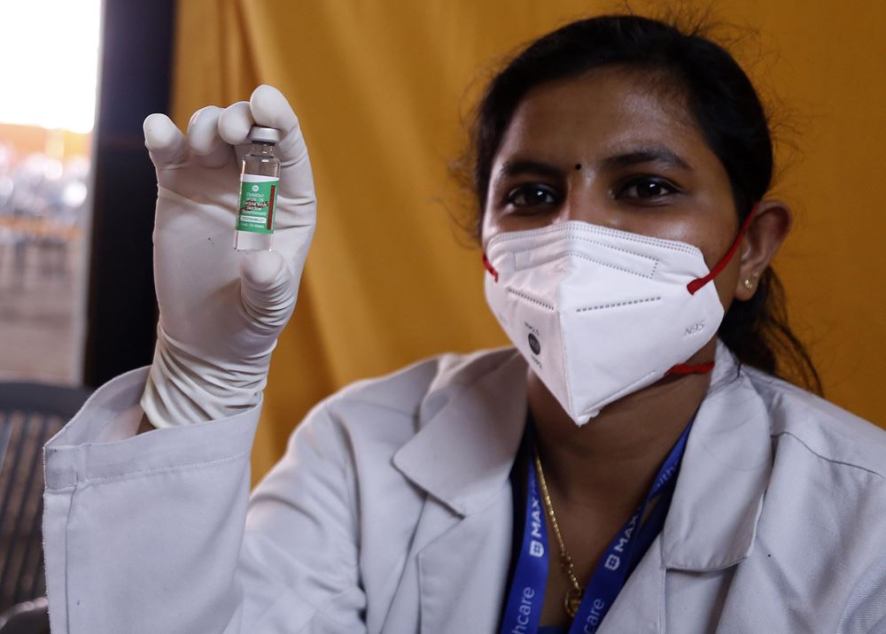 Eine Amtsärztin hält einen Impfstoff in der Hand. Foto: Kindernothilfe Eine Amtsärztin hält einen Impfstoff in der Hand. Foto: Kindernothilfe