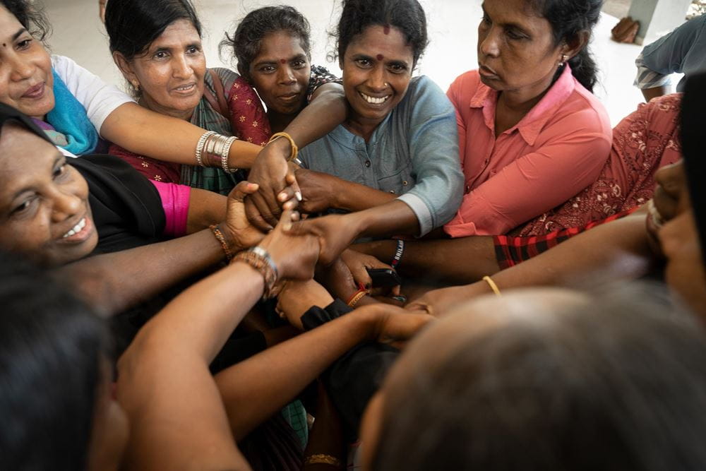 Ein Knäuel von Frauen, die sich alle an den Händen halten und versuchen müssen, den Knoten zu entwirren, ohne loszulassen (Quelle: Christian Nusch) Ein Knäuel von Frauen, die sich alle an den Händen halten und versuchen müssen, den Knoten zu entwirren, ohne loszulassen (Quelle: Christian Nusch)