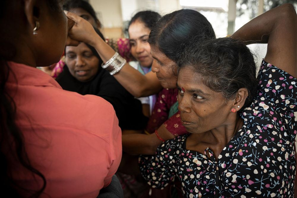 Konfliktlösungsworkshop: Ein Knäuel von Frauen hält sich an den Händen und versucht, das Knäuel zu entwirren (Quelle: Christian Nusch) Konfliktlösungsworkshop: Ein Knäuel von Frauen hält sich an den Händen und versucht, das Knäuel zu entwirren (Quelle: Christian Nusch)