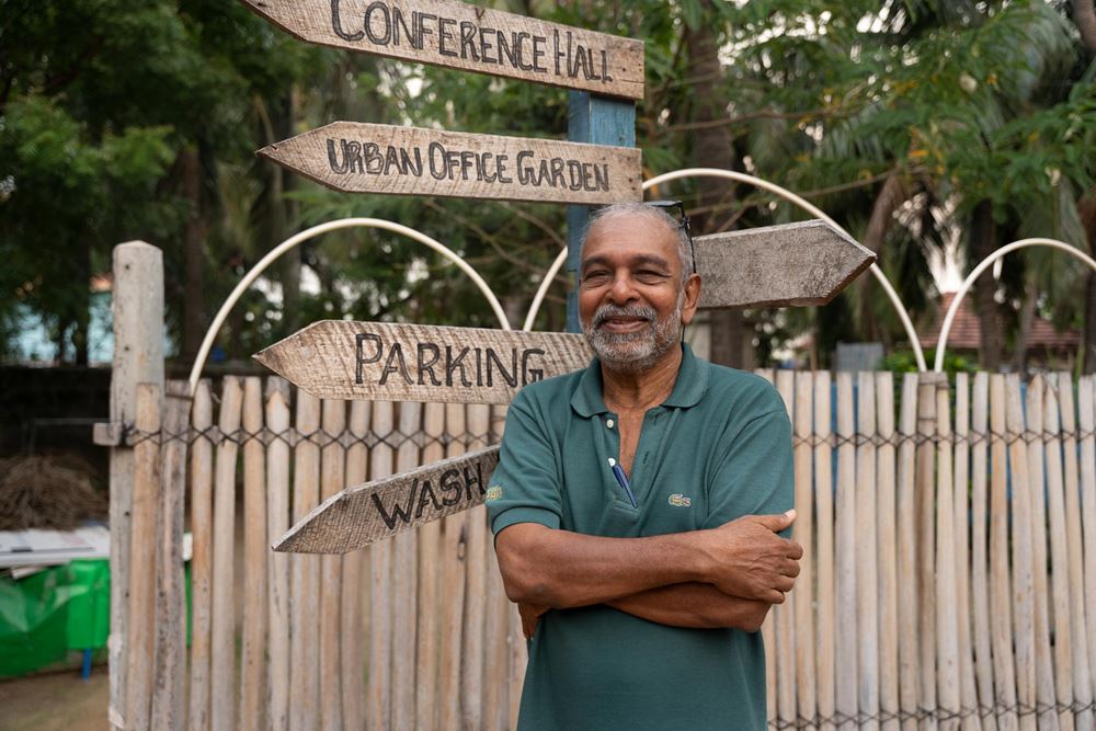 Raga Alphonsus - ein Mann steht vor einem Zaun und einem Wegweiser (Quelle: Christian Nusch) Raga Alphonsus - ein Mann steht vor einem Zaun und einem Wegweiser (Quelle: Christian Nusch)