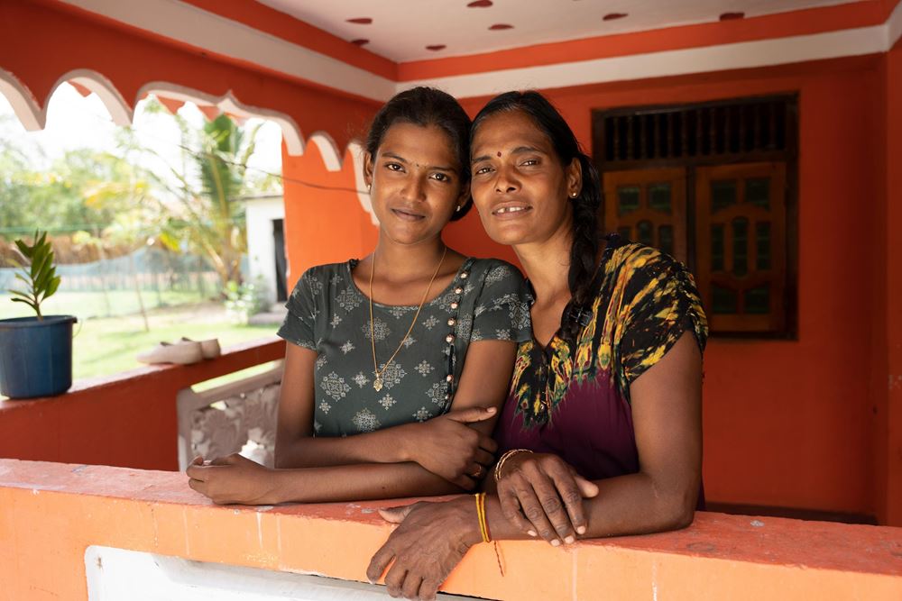 Mutter und Tochter stehen nebeneinander in einer Fensteröffnung (Quelle: Christian Nusch) Mutter und Tochter stehen nebeneinander in einer Fensteröffnung (Quelle: Christian Nusch)