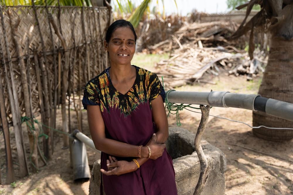 Eine Frau sitzt auf dem Rand eines Brunnens (Quelle: Christian Nusch) Eine Frau sitzt auf dem Rand eines Brunnens (Quelle: Christian Nusch)