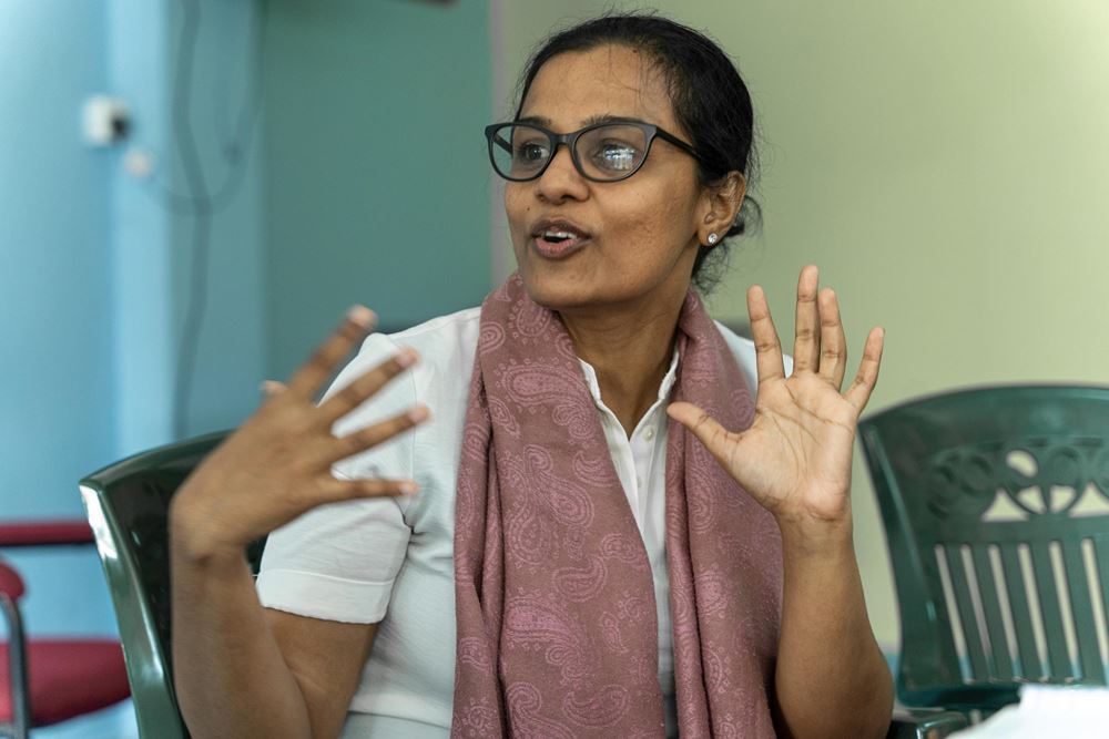 Thilini Upananda, die stellvertretende Projektmanagerin der Organisation SFCG (Quelle: Christian Nusch) Thilini Upananda, die stellvertretende Projektmanagerin der Organisation SFCG (Quelle: Christian Nusch)