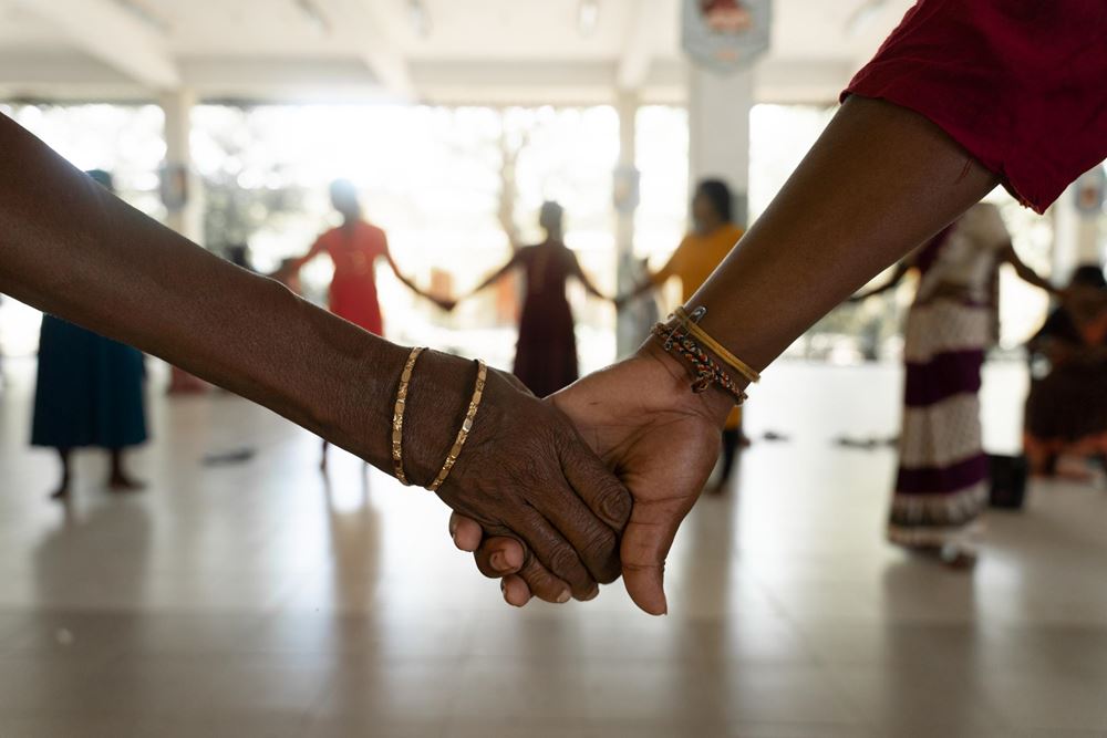 Eine Frauengruppe hält sich an den Händen (Quelle: Christian Nusch) Eine Frauengruppe hält sich an den Händen (Quelle: Christian Nusch)