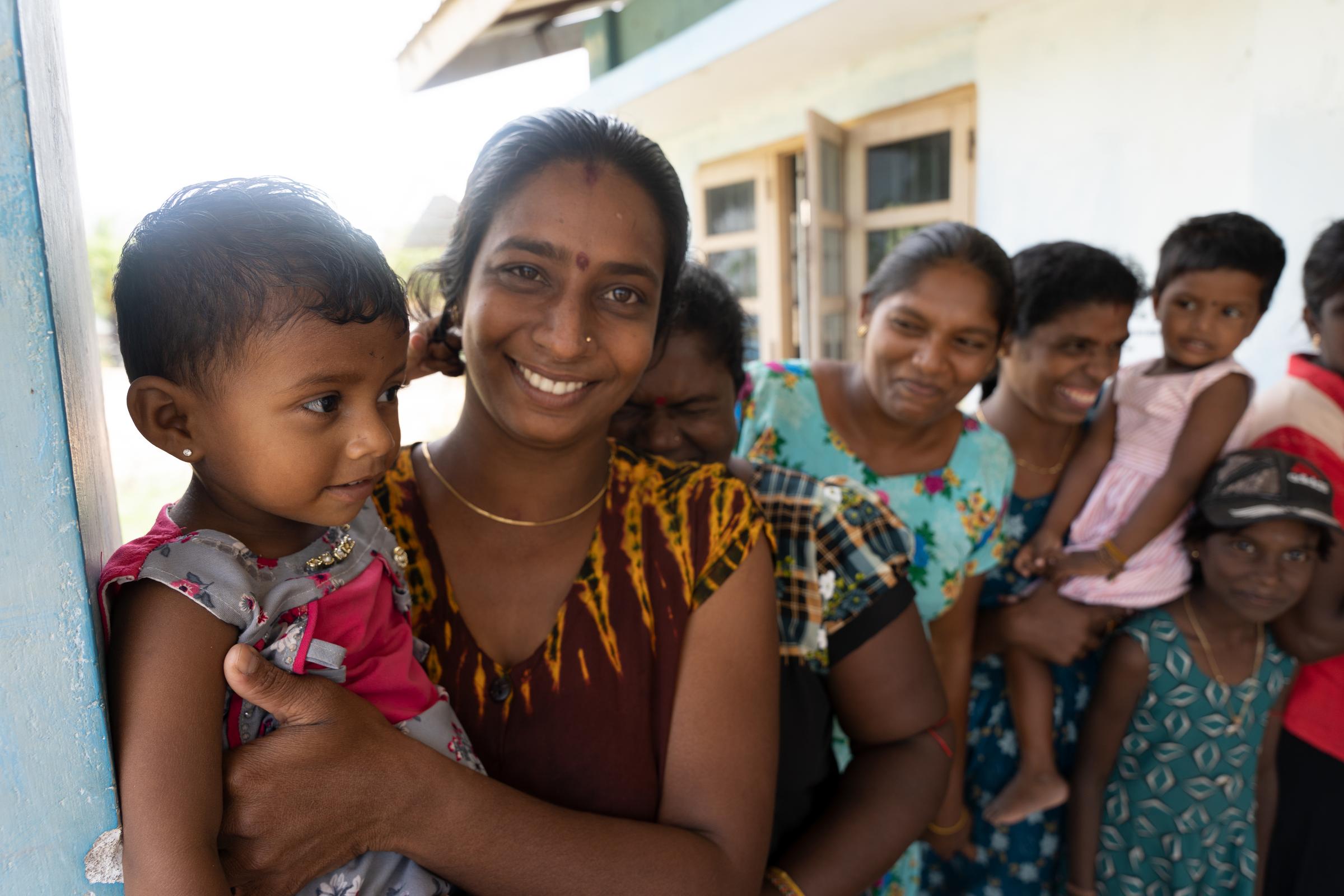 Eine lachende Frauengruppe, zwei haben ein Kind auf dem Arm (Quelle: Christian Nusch)