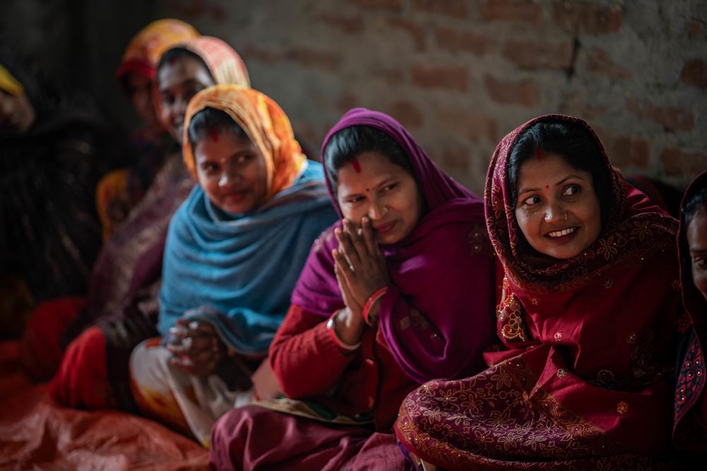 Einige Frauen einer Selbsthilfegruppe in Nepal schauen in eine Richtung und hören zu (Foto: Jakob Studnar / Kindernothilfe) Einige Frauen einer Selbsthilfegruppe in Nepal schauen in eine Richtung und hören zu (Foto: Jakob Studnar / Kindernothilfe)