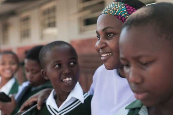 Kinder lachen vor ihrer Schule Kinder lachen vor ihrer Schule