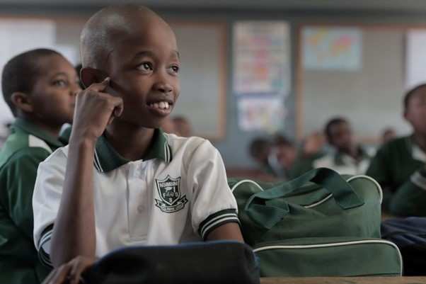 Bonga zaubert ein Lächeln in das Gesicht seiner Schützling (Foto: Kindernothilfepartner) Bonga zaubert ein Lächeln in das Gesicht seiner Schützling (Foto: Kindernothilfepartner)