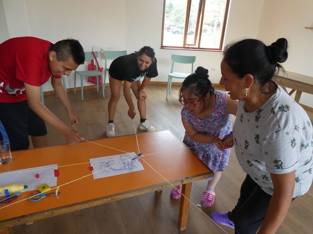 Geschicklichkeitsübung: Rosa ist mit Feuereifer dabei (Foto: Ilse Kreiner) Geschicklichkeitsübung: Rosa ist mit Feuereifer dabei (Foto: Ilse Kreiner)