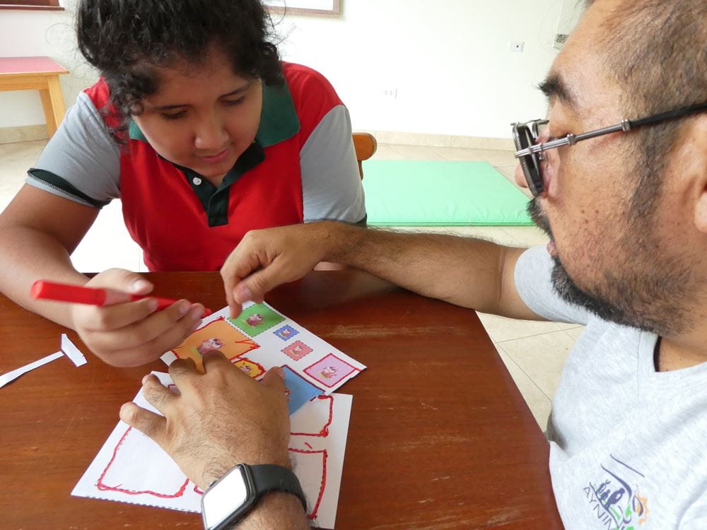 Für den 12 jährigen Mauro ist das Zeichnen einer Linie eine Herausforderung. Aber mit Anleitung und Geduld gelingt es (Foto: Ilse Kreiner) Für den 12 jährigen Mauro ist das Zeichnen einer Linie eine Herausforderung. Aber mit Anleitung und Geduld gelingt es (Foto: Ilse Kreiner)