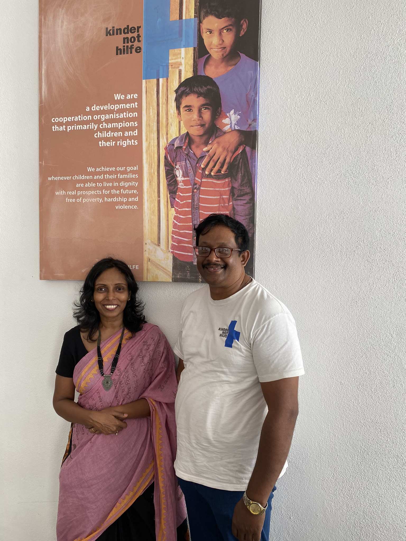 Sri-lankische Kindernothilfe-Kolleg*innen Ramya und Suresh (Foto: Kindernothilfe)