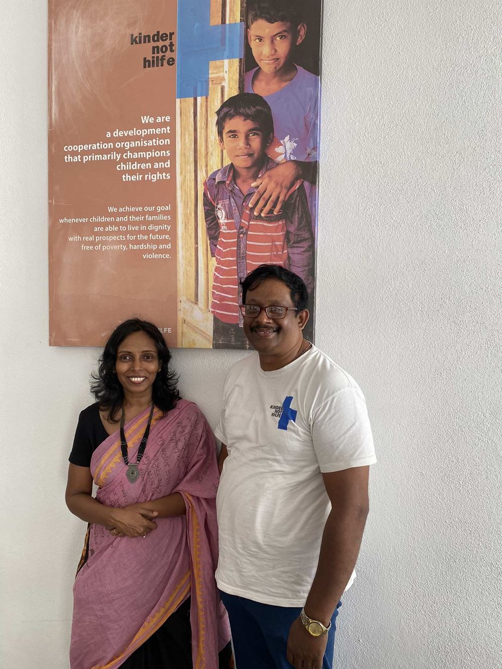 Sri-lankische Kindernothilfe-Kolleg*innen Ramya und Suresh (Foto: Kindernothilfe) Sri-lankische Kindernothilfe-Kolleg*innen Ramya und Suresh (Foto: Kindernothilfe)