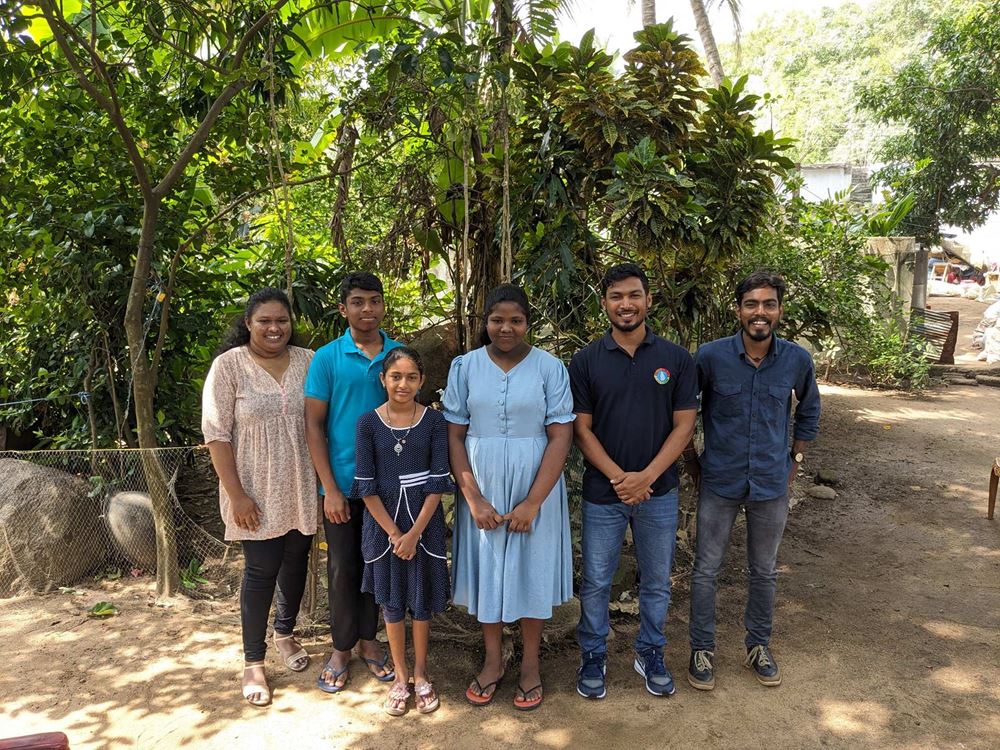 Zu Besuch bei einer Familie aus dem Versöhnungsprojekt (Foto: Kindernothilfe) Zu Besuch bei einer Familie aus dem Versöhnungsprojekt (Foto: Kindernothilfe)