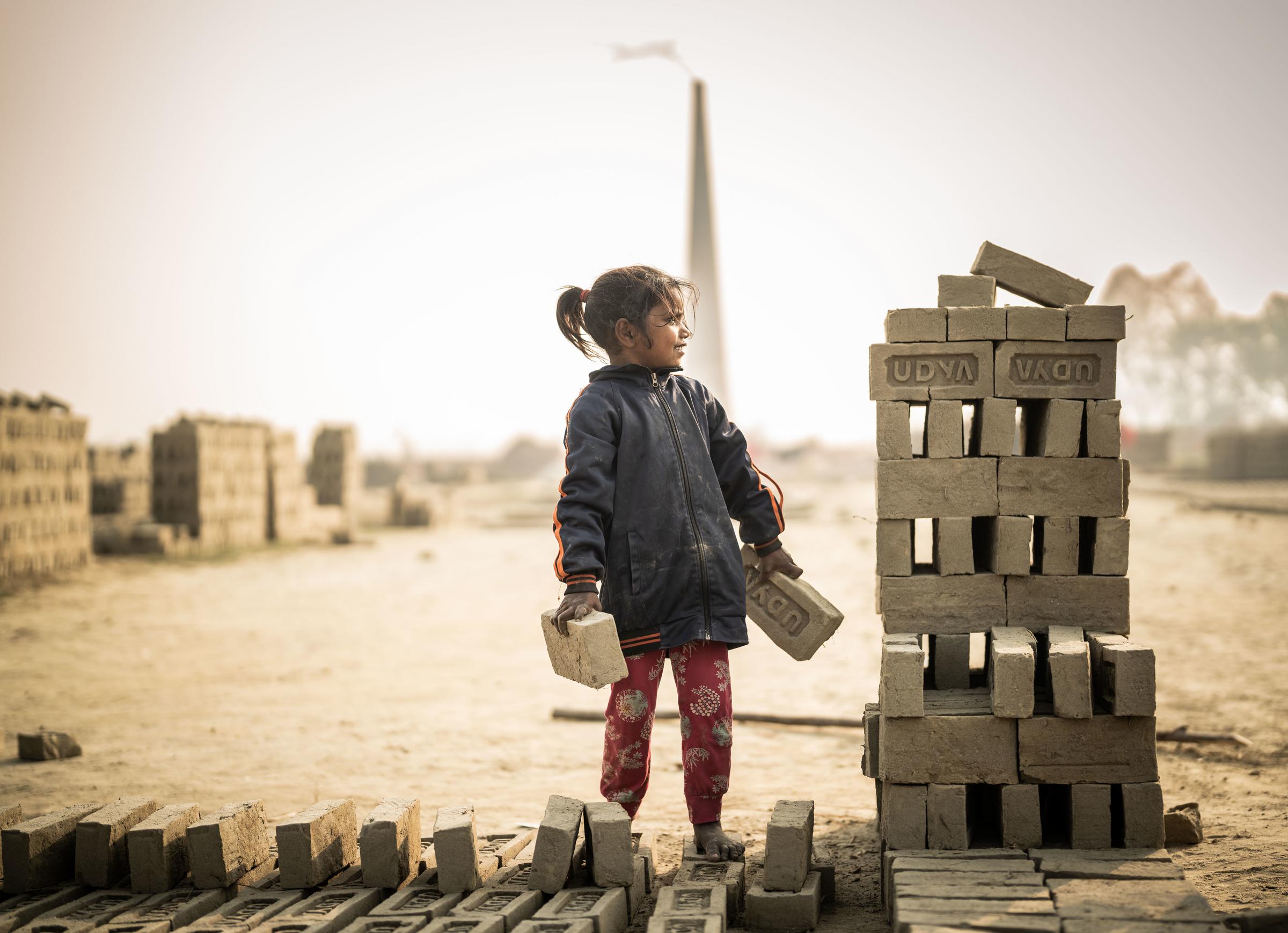 Kinderarbeiterin in einer Ziegelei in Nepal (Foto: Jakob Studnar) Kinderarbeiterin in einer Ziegelei in Nepal (Foto: Jakob Studnar)