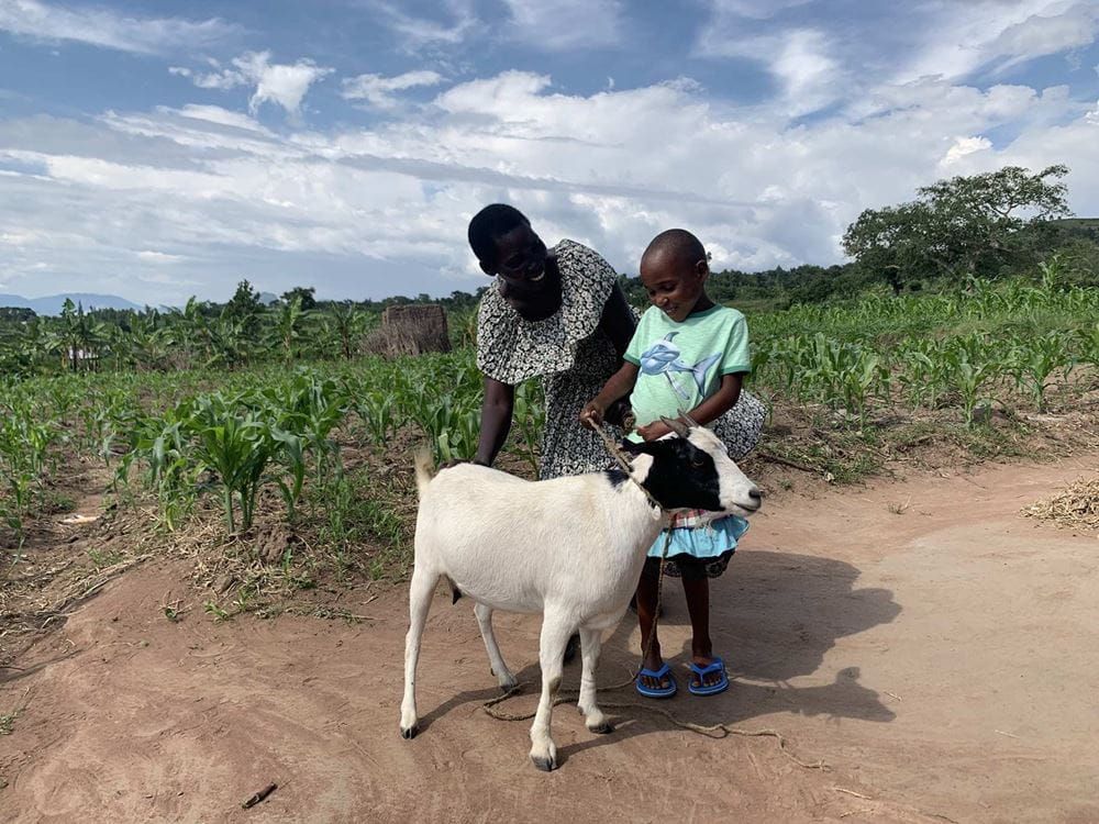 SHG-Mitglied mit Tochter und Ziege in Uganda (Foto: Andreas Wagner) SHG-Mitglied mit Tochter und Ziege in Uganda (Foto: Kindernothilfe)
