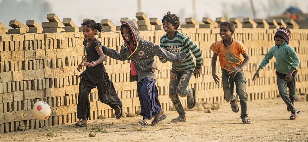 KinderarbeiterInnen einer Ziegelei in Nepal beim Spielen. (Foto: Jakob Studnar) KinderarbeiterInnen einer Ziegelei in Nepal beim Spielen. (Foto: Jakob Studnar)