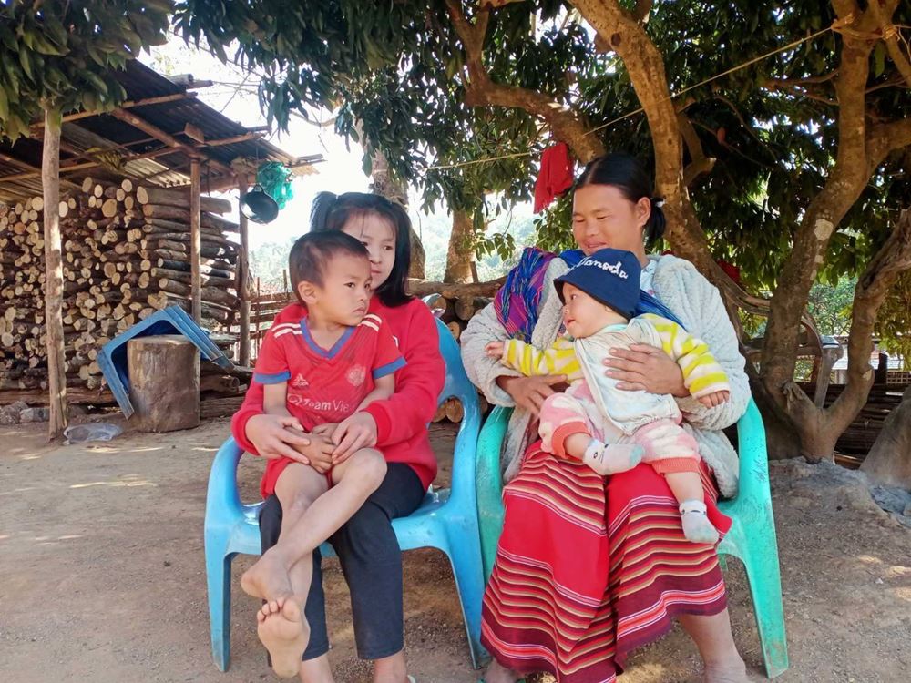 Eine Frau und ein Mädchen sitzen auf Stühlen und haben Kinder auf dem Schoß (Quelle: Kindernothilfepartner) Eine Frau und ein Mädchen sitzen auf Stühlen und haben Kinder auf dem Schoß (Quelle: Kindernothilfepartner)