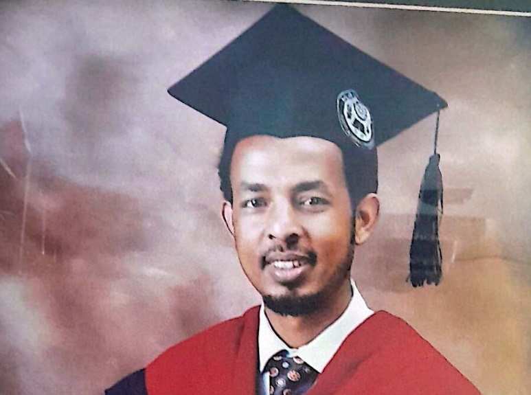 Ein junger Mann mit Talar und Doktorhut (Quelle: privat) Ein junger Mann mit Talar und Doktorhut (Quelle: privat)