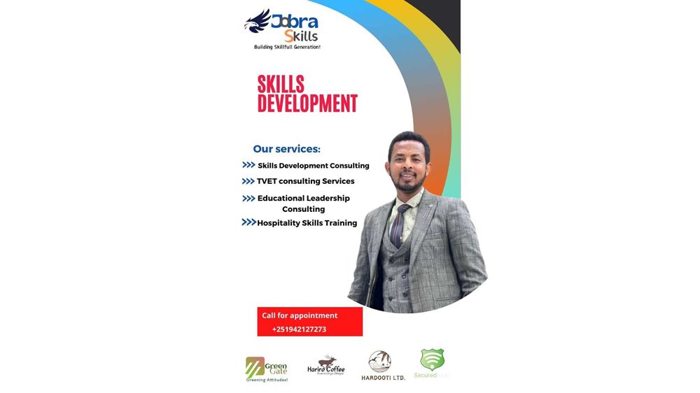 Ein junger Mann steht vor einem Firmenlogo (Quelle: Jobra Skills) Ein junger Mann steht vor einem Firmenlogo (Quelle: Jobra Skills)