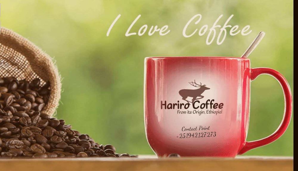 Eine Tasse mit Firmenlogo und ein Jutesack, aus dem geröstete Kaffeebohnen quillen (Quelle: Hariro Coffee) Eine Tasse mit Firmenlogo und ein Jutesack, aus dem geröstete Kaffeebohnen quillen (Quelle: Hariro Coffee)