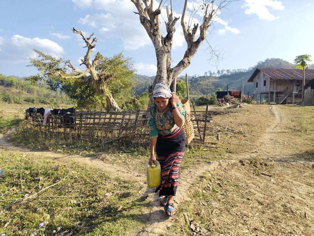 Eine Frau trägt eine Kiepe auf dem Rücken und einen gelben Kanister mit der Hand (Quelle: Kindernothilfepartner) Eine Frau trägt eine Kiepe auf dem Rücken und einen gelben Kanister mit der Hand (Quelle: Kindernothilfepartner)