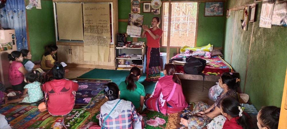 Eine Frau unterrichtet eine Gruppe von Frauen, die vor ihr auf dem Boden sitzen (Quelle: Kindernothilfepartner) Eine Frau unterrichtet eine Gruppe von Frauen, die vor ihr auf dem Boden sitzen (Quelle: Kindernothilfepartner)