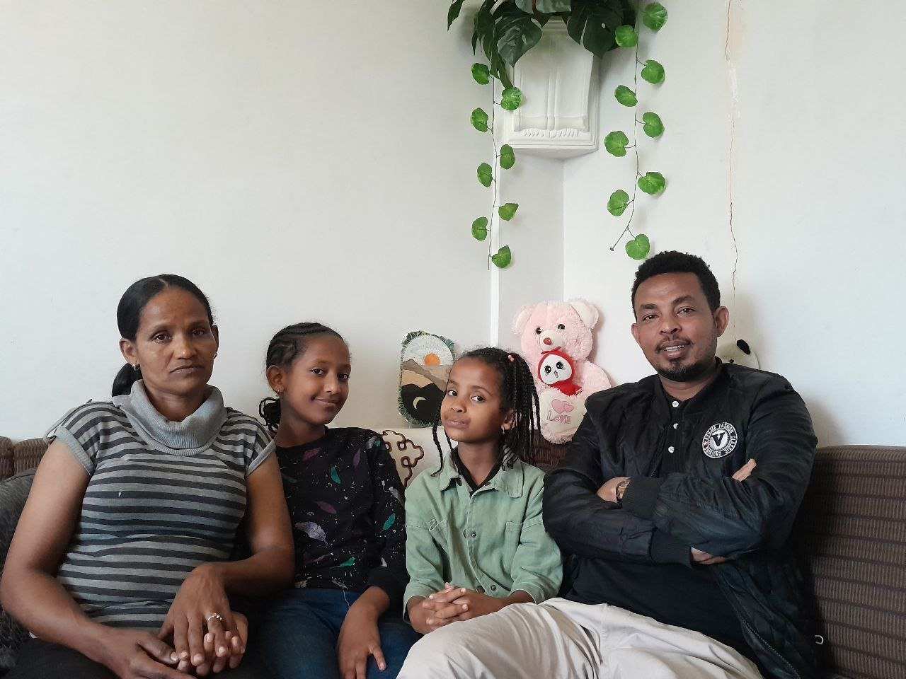 Eine Familie mit zwei Kindern sitzt auf einem Sofa (Quelle: privat) Eine Familie mit zwei Kindern sitzt auf einem Sofa (Quelle: privat)