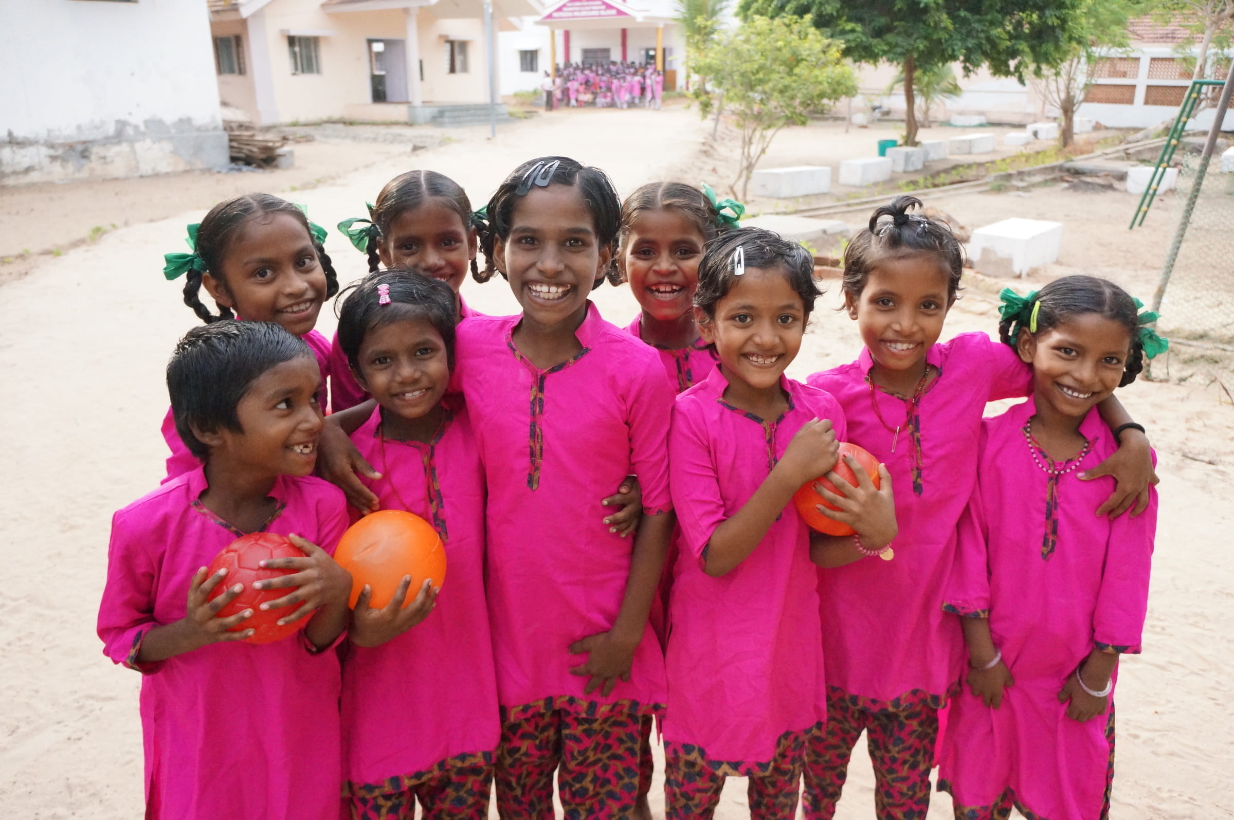 Mädchengruppe in Freizeituniform in Gnanapoo Illam