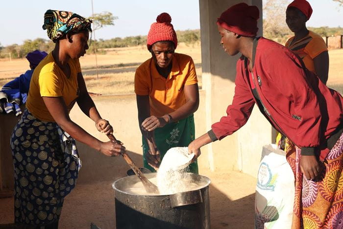Ein Brei aus Maismehl, Erdnusspaste, Salz und Zucker sichert den unternährten Kindern das Überleben (Foto: Kindernothilfe) Ein Brei aus Maismehl, Erdnusspaste, Salz und Zucker sichert den unternährten Kindern das Überleben (Foto: Kindernothilfe)