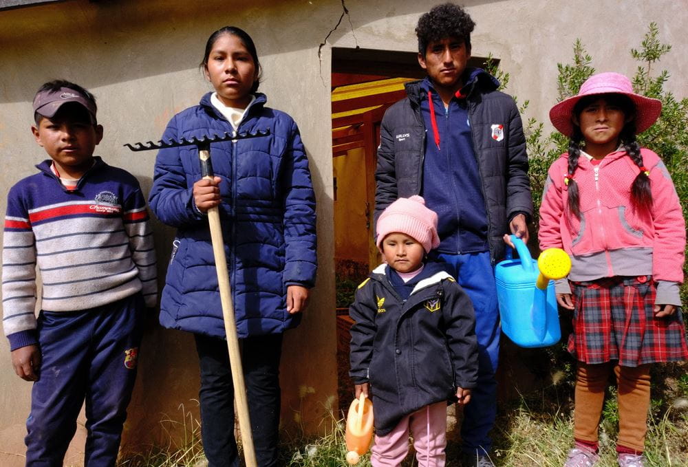 Viele Familien sind auf die Mithilfe ihrer Kinder zu Hause angewiesen (Foto: Kindernothilfe) Viele Familien sind auf die Mithilfe ihrer Kinder zu Hause angewiesen (Foto: Kindernothilfe)