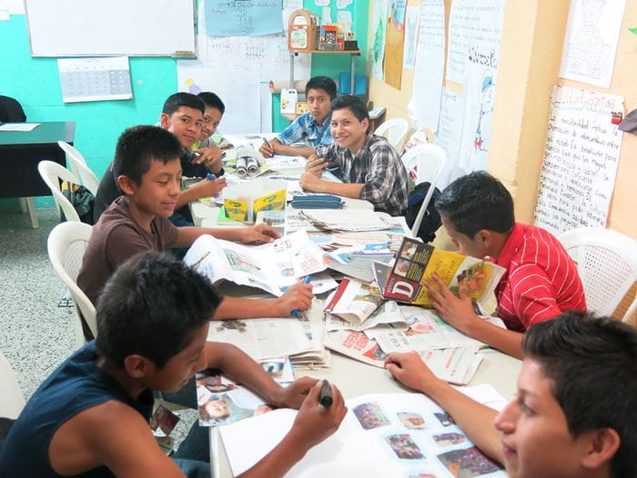 Altersgerechtes Unterrichtsmaterial erhöht den Lernerfolg der Kinder (Foto: Kindernothilfe) Altersgerechtes Unterrichtsmaterial erhöht den Lernerfolg der Kinder (Foto: Kindernothilfe)