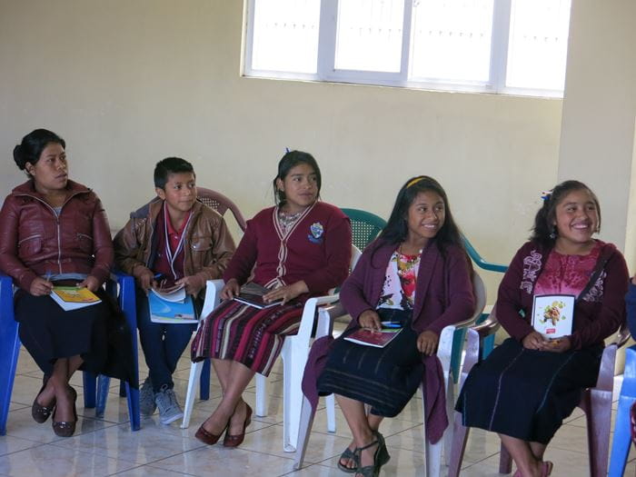 Die Jugendlichen treffen sich regelmäßig und entwickeln Ideen, wie sie sich selbst für ihre Rechte und Interessen einsetzen können (Foto: Kindernothilfe) Die Jugendlichen treffen sich regelmäßig und entwickeln Ideen, wie sie sich selbst für ihre Rechte und Interessen einsetzen können (Foto: Kindernothilfe)