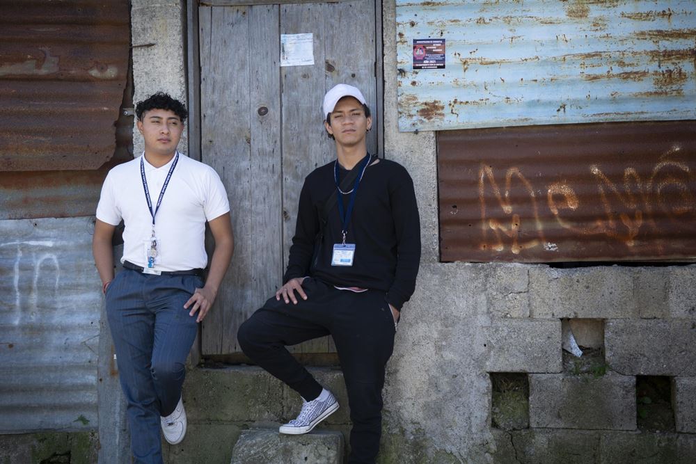 Zwei Jugendliche, die beim Kindernothilfe-Partner in Guatemala Sicherheit gefunden haben, lehnen sich an eine Hauswand an (Foto: Christian Nusch) Zwei Jugendliche, die beim Kindernothilfe-Partner in Guatemala Sicherheit gefunden haben, lehnen sich an eine Hauswand an (Foto: Christian Nusch)
