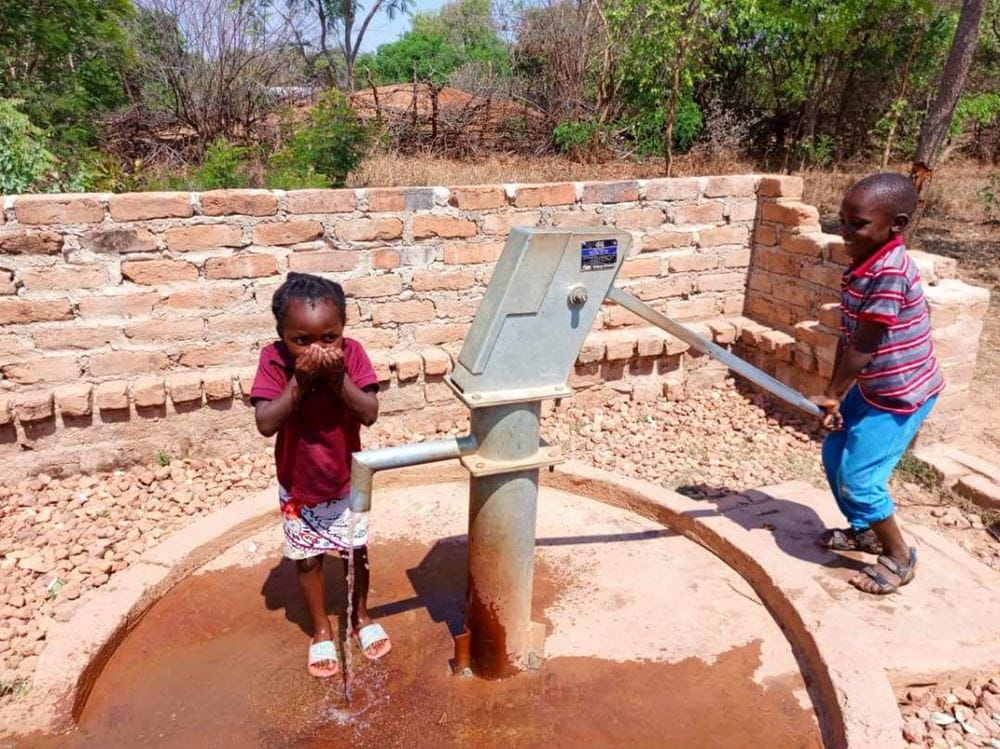 Endlich haben die Kinder sauberes Trinkwasser (Foto: Kindernothilfepartner) Endlich haben die Kinder sauberes Trinkwasser (Foto: Kindernothilfepartner)
