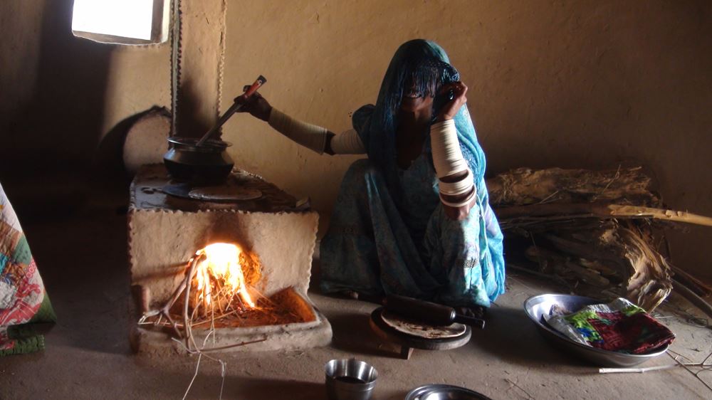 Ein Holzsparofen darf kein Luxus bleiben (Foto: Kindernothilfe) Ein Holzsparofen darf kein Luxus bleiben (Foto: Kindernothilfe)