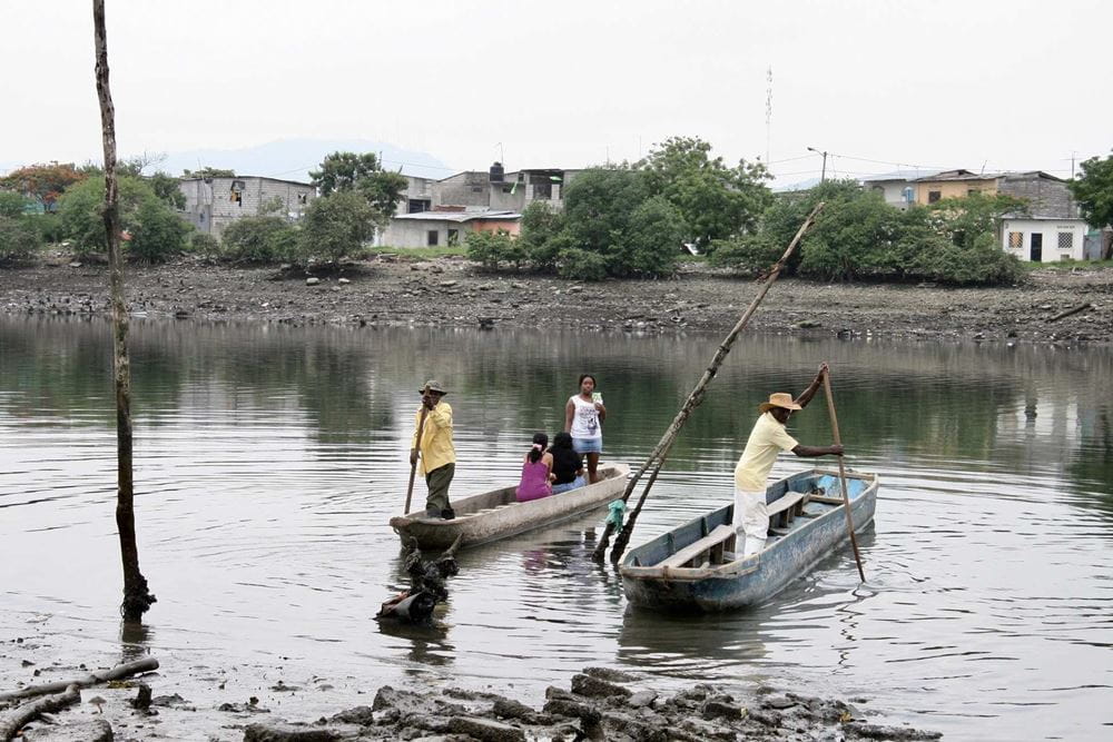 Bewohner des Armenviertelstadtteils Isla Trinitaria benötigen die Hilfe kleiner Boote, um von einem "bordo" zum anderen zu gelangen (Foto: Jürgen Schübelin) Bewohner des Armenviertelstadtteils Isla Trinitaria benötigen die Hilfe kleiner Boote, um von einem "bordo" zum anderen zu gelangen (Foto: Jürgen Schübelin)