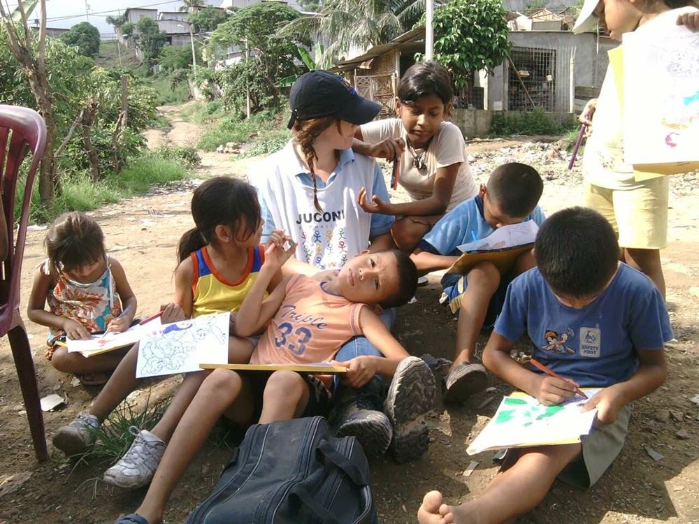 Gespräche mit den Kindern aus den am stärksten von dem Terror und der Gewalt der Gangs betroffenen Armenvierteln von Guayaquil über ihre Erlebnisse und Erfahrungen (Foto: Mili Macías) Gespräche mit den Kindern aus den am stärksten von dem Terror und der Gewalt der Gangs betroffenen Armenvierteln von Guayaquil über ihre Erlebnisse und Erfahrungen (Foto: Mili Macías)