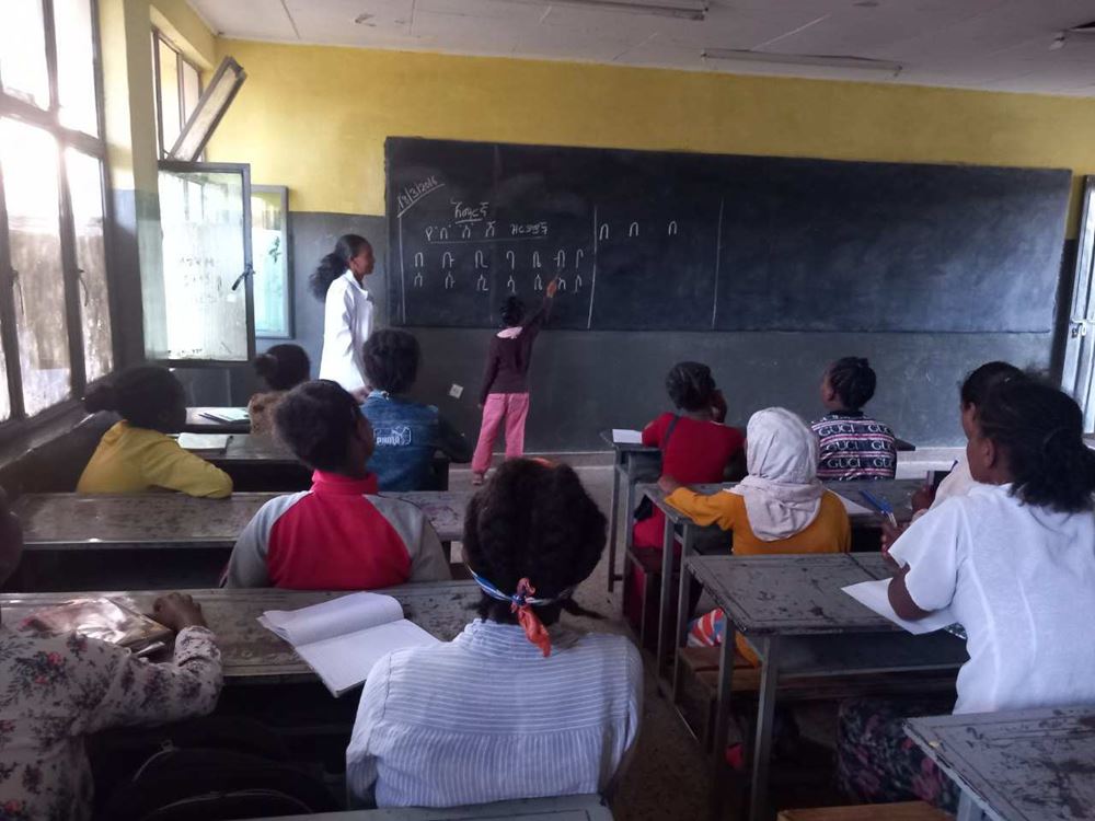 Prüfungssituation in einer äthiopischen Klasse (Quelle: Kindernothilfe-Partner) Präsenzprüfung in Äthiopien (Foto: Kindernothilfepartner)