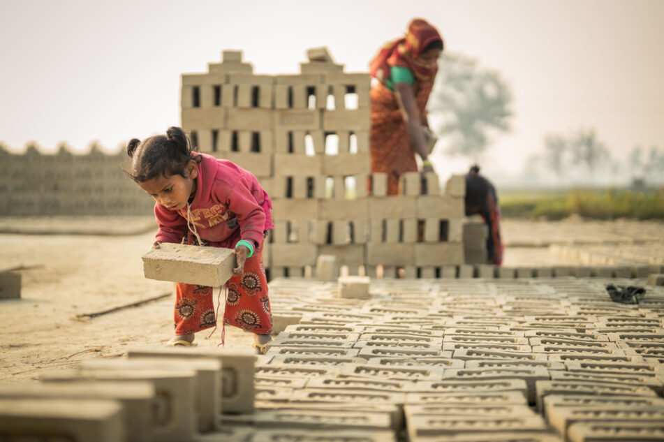 Kinderarbeit in Ziegelei in Nepal. (Quelle: Kindernothilfe) Kinderarbeit in Ziegelei in Nepal. (Quelle: Kindernothilfe)