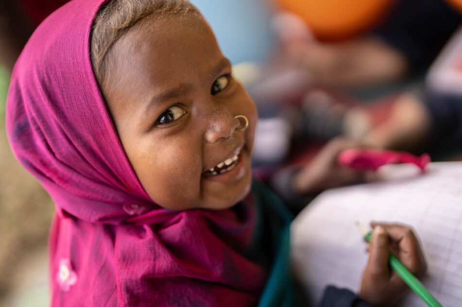 Kind in Nepal beim Schreiben. (Quelle: Kindernothilfe) Kind in Nepal beim Schreiben. (Quelle: Kindernothilfe)