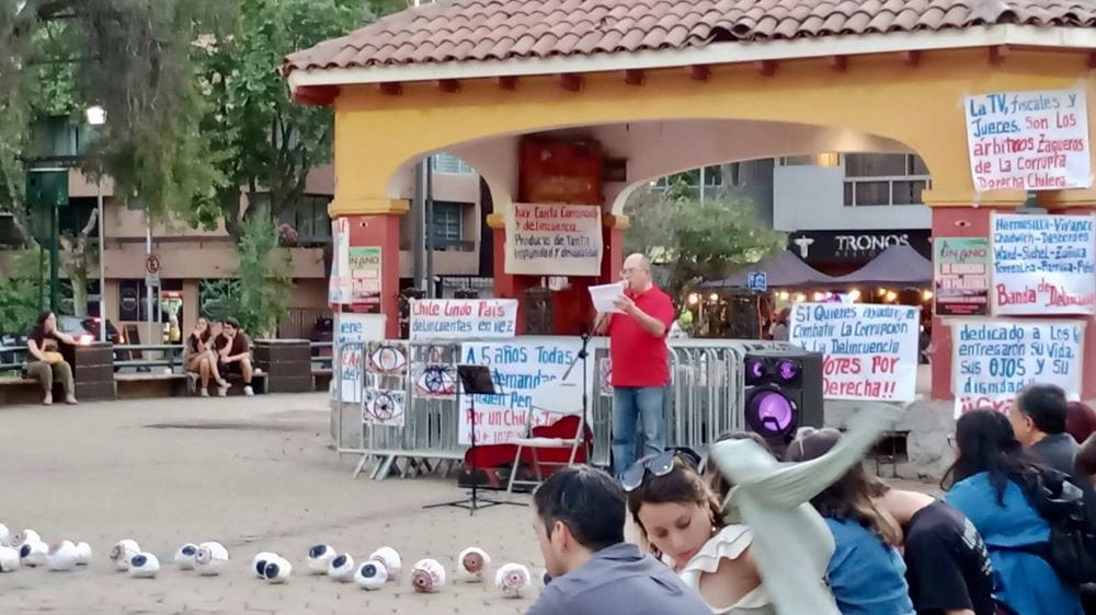 Eine kleine Erinnerungsveranstaltung auf der Plaza Nuñoa in Santiago in Erinnerung an den "estallido social" vom Oktober 2019 mit Augensymbolen für die schwerverletzten Demonstrierenden (Foto: Ximena Galleguillos) Eine kleine Erinnerungsveranstaltung auf der Plaza Nuñoa in Santiago in Erinnerung an den "estallido social" vom Oktober 2019 mit Augensymbolen für die schwerverletzten Demonstrierenden (Foto: Ximena Galleguillos)