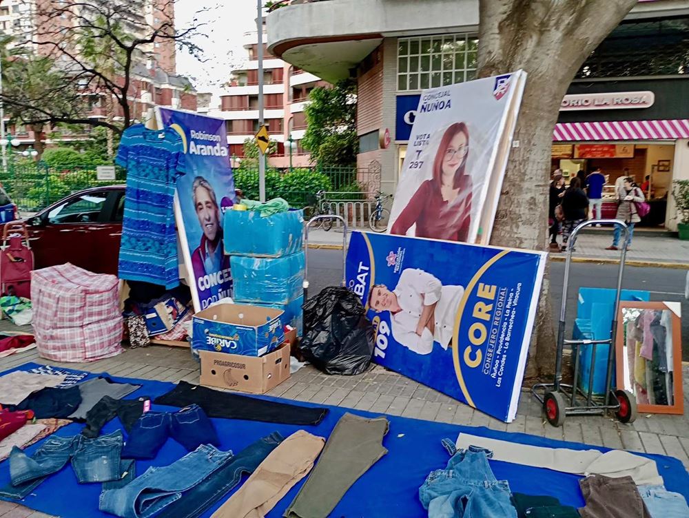 Es gibt eben Prioritäten im Leben: Ambulante Händer haben kurzerhand auf der Plaza Nuñoa in Santiago de Chile Wahlplakate beiseite geräumt, um ihre Angebote in Szene zu setzen (Foto: Ximena Galleguillos) Es gibt eben Prioritäten im Leben: Ambulante Händer haben kurzerhand auf der Plaza Nuñoa in Santiago de Chile Wahlplakate beiseite geräumt, um ihre Angebote in Szene zu setzen (Foto: Ximena Galleguillos)