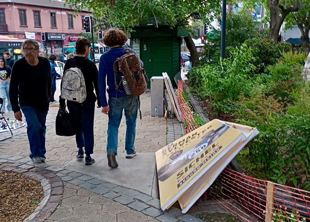 Echte Aufmerksamkeit sieht anders aus: Das Plakat eines äußerst umstrittenen Kandidaten aus Nuñoa am Boden (Foto: Ximena Galleguillos) Echte Aufmerksamkeit sieht anders aus: Das Plakat eines äußerst umstrittenen Kandidaten aus Nuñoa am Boden (Foto: Ximena Galleguillos)